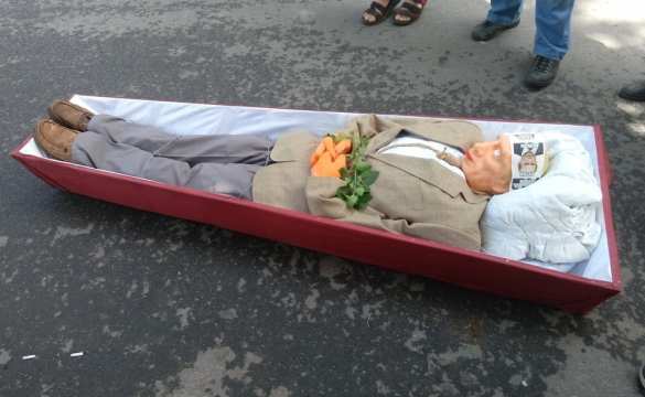 Их нравы: «Путина» в гробу принесли под здание консульства РФ в Харькове (ФОТО) | Русская весна