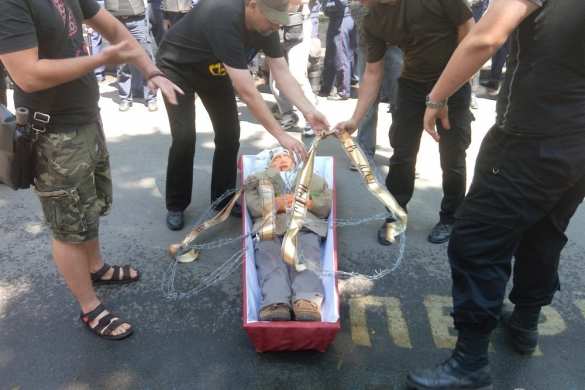 Их нравы: «Путина» в гробу принесли под здание консульства РФ в Харькове (ФОТО) | Русская весна