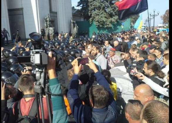 У Верховной рады в Киеве начались столкновения. «Правый сектор» пытается прорвать кордон милиции (онлайн) | Русская весна