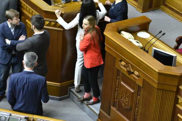 Это Украина: Нардепы пришли в Раду в разноцветных носках (ФОТО) | Русская весна