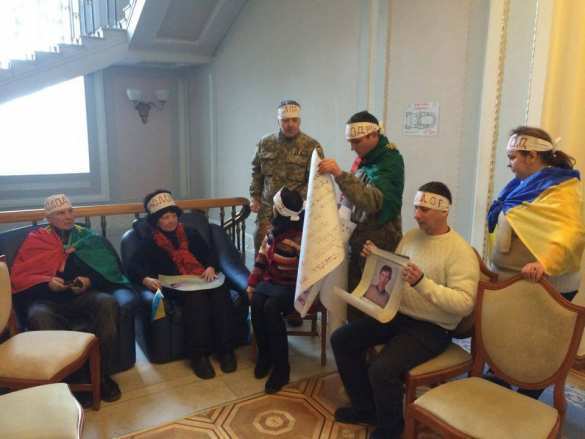 Спектакль в Верховной Раде: голодающая массовка в белых повязках тоскливо пела «ще не вмерла» (ФОТО, ВИДЕО) | Русская весна