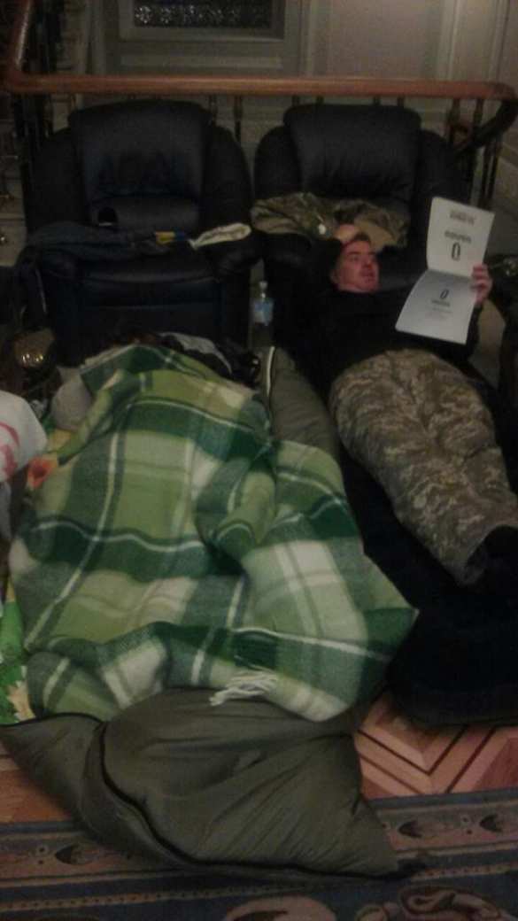 Спектакль в Верховной Раде: голодающая массовка в белых повязках тоскливо пела «ще не вмерла» (ФОТО, ВИДЕО) | Русская весна