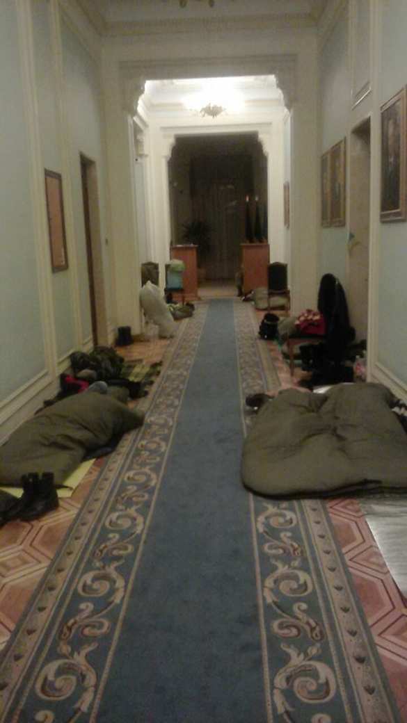 Спектакль в Верховной Раде: голодающая массовка в белых повязках тоскливо пела «ще не вмерла» (ФОТО, ВИДЕО) | Русская весна