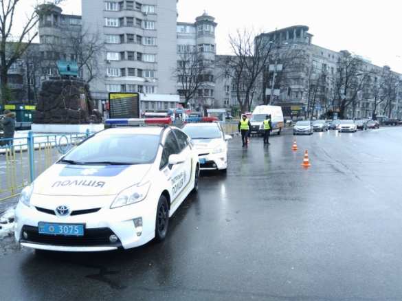 Баррикады у Рады: митингующие рубят дрова и собирают шины (ФОТО) | Русская весна