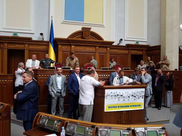 Шоу продолжается: правящая коалиция заблокировала трибуну Верховной рады (ФОТО) | Русская весна