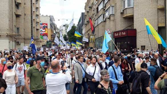 «Верные псы» Порошенко прорвались через полицейский кордон к Администрации президента (ФОТО, ВИДЕО) | Русская весна