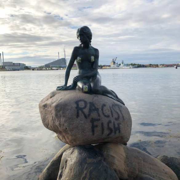 «Расистская рыба»: Вандалы добрались до знаменитой статуи Русалки в Дании (ФОТО) | Русская весна