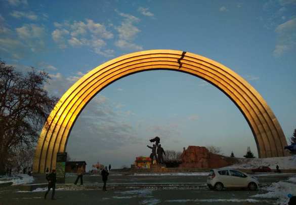 В Киеве «раскололи» Арку дружбы народов (ФОТО) | Русская весна