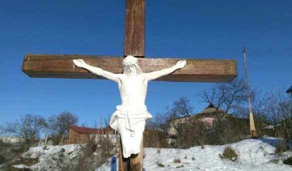 Американцев подозревают в надругательстве над распятием в Умани (ФОТО) | Русская весна
