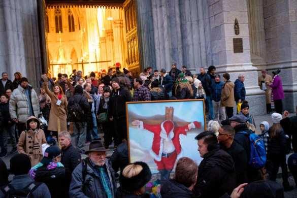 У собора в центре Нью-Йорка появился распятый Санта-Клаус (ФОТО) | Русская весна