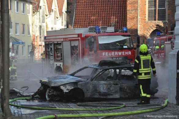 Автомобиль протаранил ратушу в Германии, здание загорелось (ФОТО, ВИДЕО) | Русская весна