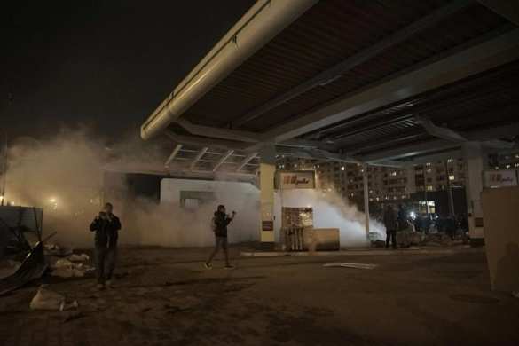 Погром в Киеве: толпа разгромила АЗС, забросала камнями спецназ и надела шину на шею начальнику полиции (ФОТО, ВИДЕО) | Русская весна