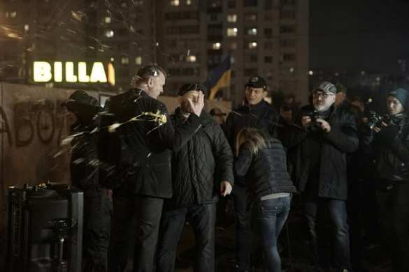 Погром в Киеве: толпа разгромила АЗС, забросала камнями спецназ и надела шину на шею начальнику полиции (ФОТО, ВИДЕО) | Русская весна