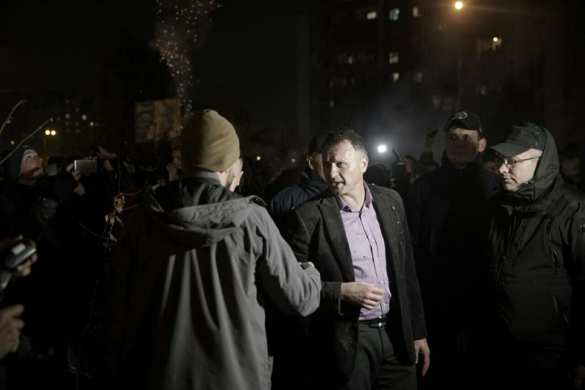 Погром в Киеве: толпа разгромила АЗС, забросала камнями спецназ и надела шину на шею начальнику полиции (ФОТО, ВИДЕО) | Русская весна