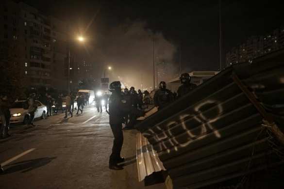 Погром в Киеве: толпа разгромила АЗС, забросала камнями спецназ и надела шину на шею начальнику полиции (ФОТО, ВИДЕО) | Русская весна