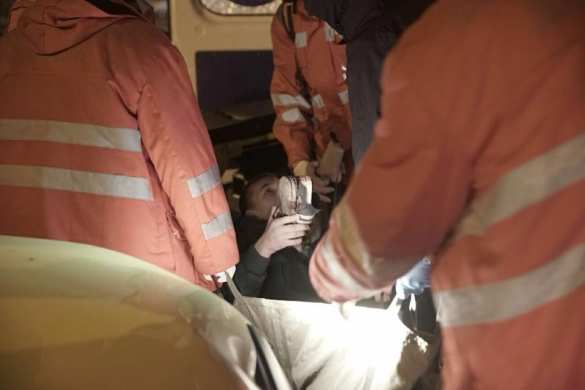 Погром в Киеве: толпа разгромила АЗС, забросала камнями спецназ и надела шину на шею начальнику полиции (ФОТО, ВИДЕО) | Русская весна