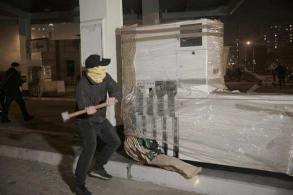 Погром в Киеве: толпа разгромила АЗС, забросала камнями спецназ и надела шину на шею начальнику полиции (ФОТО, ВИДЕО) | Русская весна