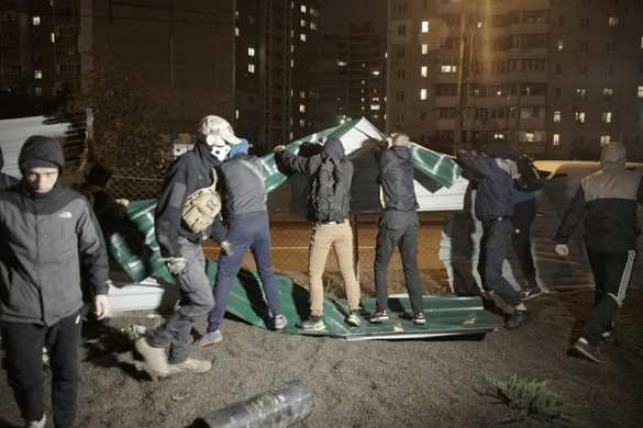 Погром в Киеве: толпа разгромила АЗС, забросала камнями спецназ и надела шину на шею начальнику полиции (ФОТО, ВИДЕО) | Русская весна