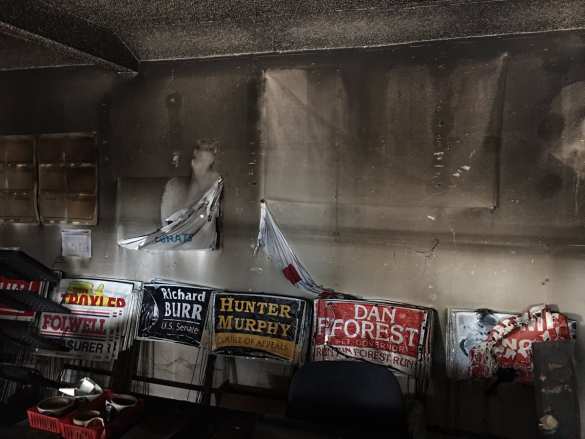 В США неизвестные разгромили избирательный штаб Трампа (ФОТО) | Русская весна