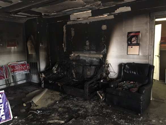 В США неизвестные разгромили избирательный штаб Трампа (ФОТО) | Русская весна