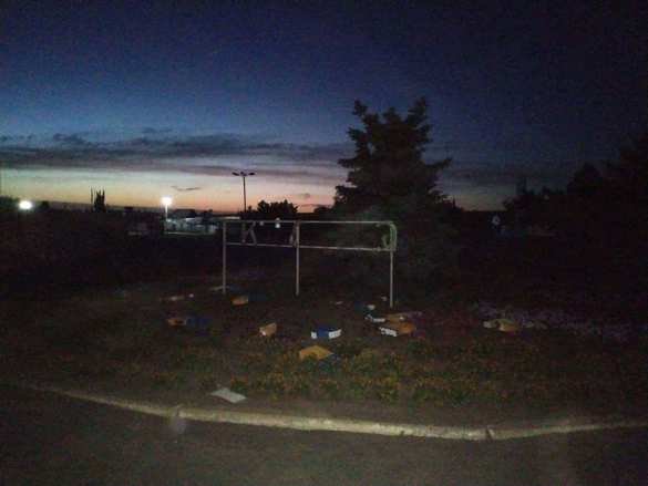 В оккупированной Станице Луганской мужчина уничтожил знак «Украина» (ФОТО) | Русская весна