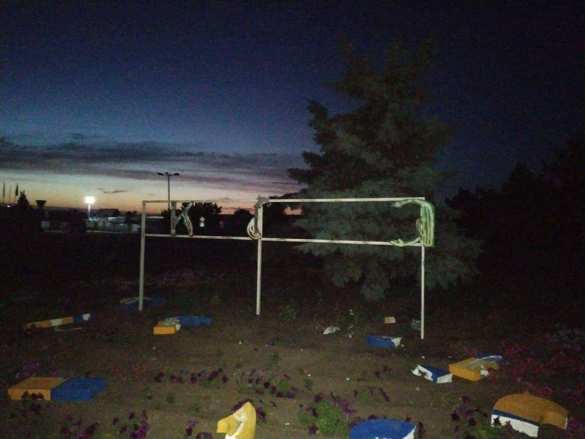 В оккупированной Станице Луганской мужчина уничтожил знак «Украина» (ФОТО) | Русская весна