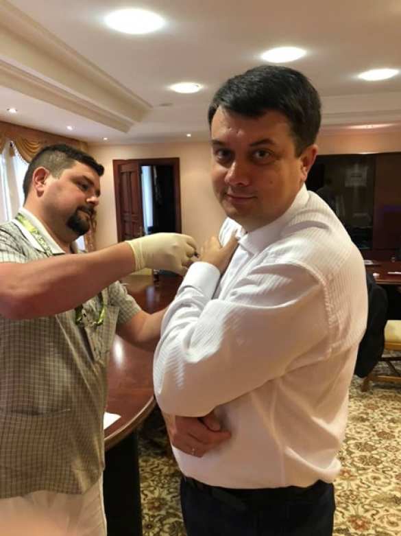 Пиар на костях: нардепы от «Слуги народа» публично прививались от дифтерии (ФОТО) | Русская весна