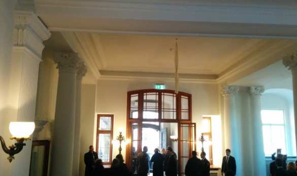 «Рука Кремля»: на встрече президентов Германии, Латвии, Литвы и Эстонии рухнула люстра (ФОТО) | Русская весна