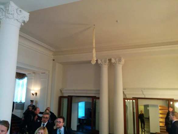 «Рука Кремля»: на встрече президентов Германии, Латвии, Литвы и Эстонии рухнула люстра (ФОТО) | Русская весна