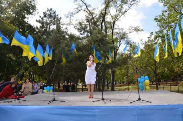 Мариуполь пытаются удержать украинством: шествия в вышиванках, мини-парады. А за городом стрельба (фото, видео) | Русская весна