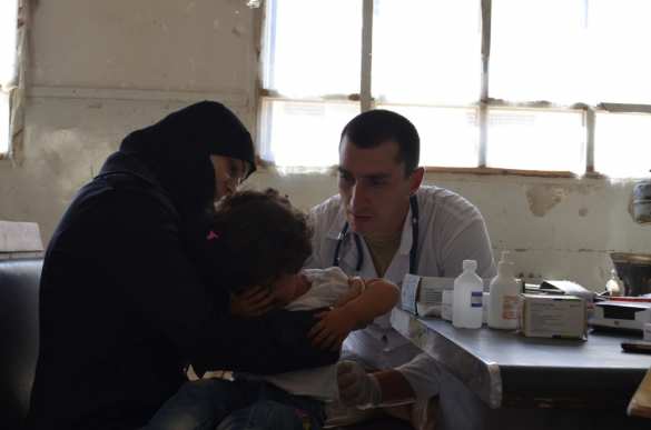 Трогательные кадры: Российские военные и первоклассники Сирии в освобождённом городе — репортаж РВ (ФОТО) | Русская весна