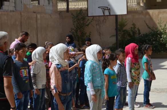 Трогательные кадры: Российские военные и первоклассники Сирии в освобождённом городе — репортаж РВ (ФОТО) | Русская весна