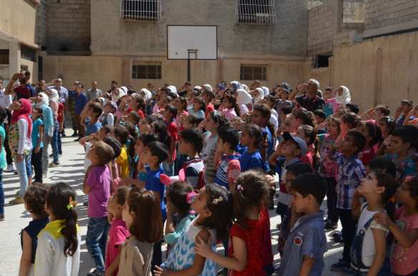 Трогательные кадры: Российские военные и первоклассники Сирии в освобождённом городе — репортаж РВ (ФОТО) | Русская весна