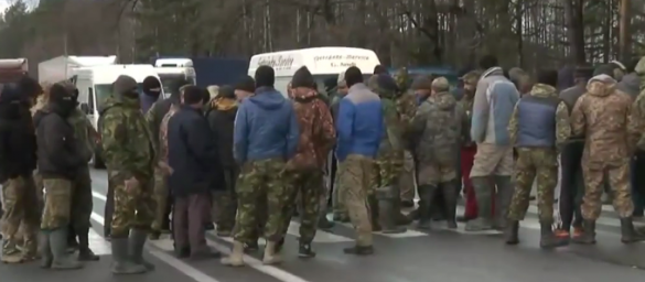 Типичная Украина: Копатели янтаря перекрыли международную трассу (ФОТО, ВИДЕО) | Русская весна