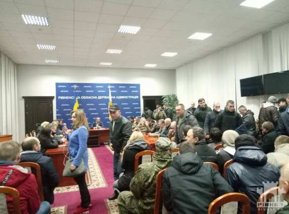 «Блокадный майдан» набирает обороты: Ровенскую ОГА пикетируют сотни людей — ПРЯМАЯ ТРАНСЛЯЦИЯ. Смотрите и комментируйте с «Русской Весной» (+ФОТО) | Русская весна