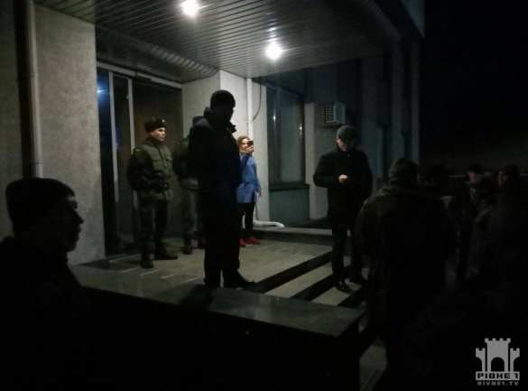 «Блокадный майдан» набирает обороты: Ровенскую ОГА пикетируют сотни людей — ПРЯМАЯ ТРАНСЛЯЦИЯ. Смотрите и комментируйте с «Русской Весной» (+ФОТО) | Русская весна