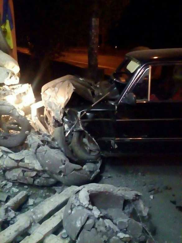 Пьяный водитель «Жигулей» уничтожил стелу «героев небесной сотни» в Ровно (ФОТО) | Русская весна