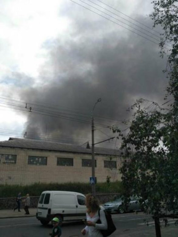 В Ровно горит воинская часть (ФОТО) | Русская весна