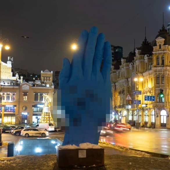 На «руке Кремля» в центре Киева нарисовали свастику (ФОТО) | Русская весна