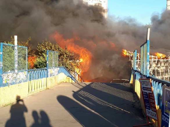 В Киеве горит рынок (ФОТО, ВИДЕО) | Русская весна