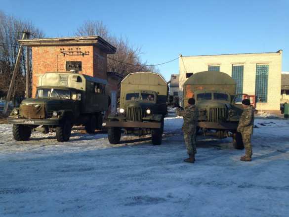 ВСУ в зону «АТО» выделили ржавые грузовики 50-х годов (ФОТОФАКТ) | Русская весна