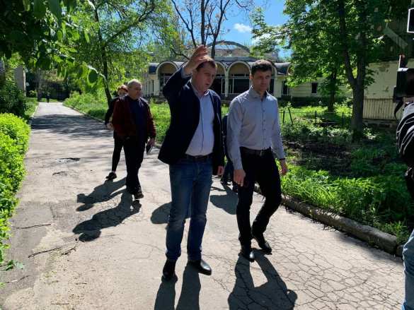 На проспекте Кремлёвском: люди стараются жить обычной жизнью вопреки происходящему (ФОТО) | Русская весна