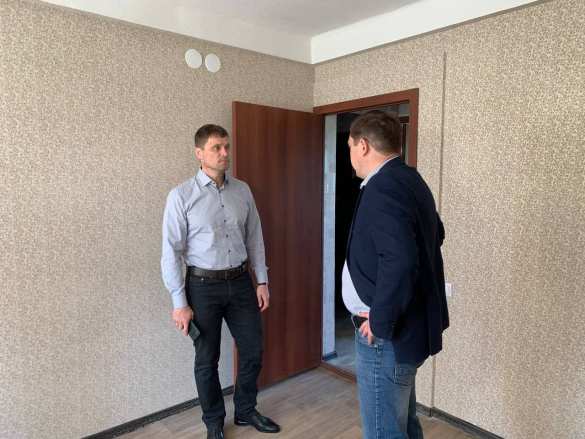 На проспекте Кремлёвском: люди стараются жить обычной жизнью вопреки происходящему (ФОТО) | Русская весна