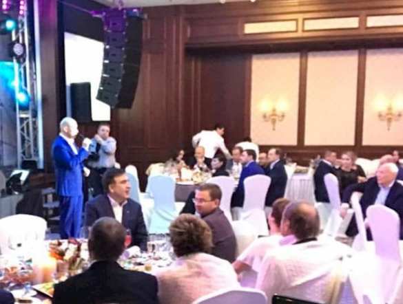 «Пока люди мерзнут в палатках»: Саакашвили засветился на шикарном банкете (ФОТО) | Русская весна