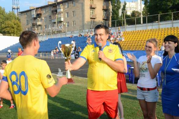 Спортивный модник Саакашвили сыграл в футбол с журналистами (ФОТО) | Русская весна