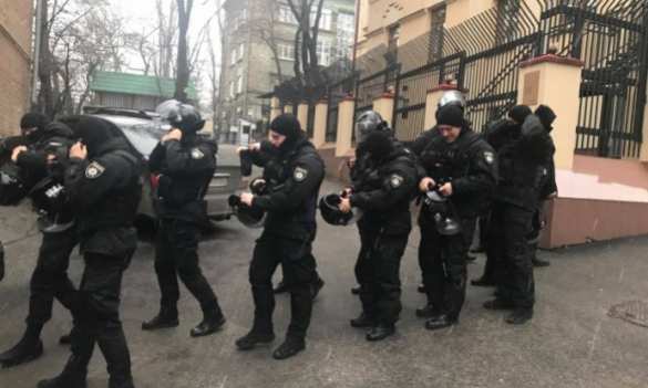 СРОЧНО: Саакашвили забрался на крышу и угрожает спрыгнуть (+ФОТО, ВИДЕО) | Русская весна