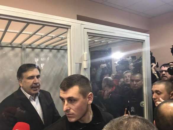 Суд по Саакашвили: Михо за стеклом, у здания взрывают дымовые шашки (+ФОТО, ВИДЕО) | Русская весна