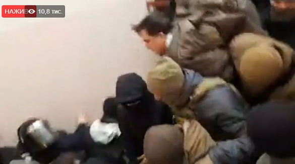 МОЛНИЯ: Саакашвили задержали и спустили с крыши (+ВИДЕО, ФОТО) | Русская весна