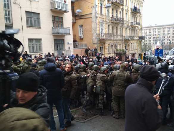 СРОЧНО: Под домом Саакашвили начались стычки, строят баррикады, машина с задержанным заблокирована (ПРЯМАЯ ТРАНСЛЯЦИЯ, ФОТО) | Русская весна