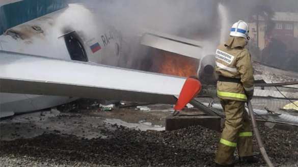 МОЛНИЯ: Аварийная посадка пассажирского Ан-24 в Бурятии, есть погибшие (+ФОТО, ВИДЕО) | Русская весна